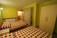 Sypialnia w domu letniskowym w Sarbinowie - 2 łóżka i szafa